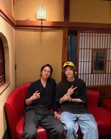 山下智久＆元EXO ルハンの2ショットに反響！ワインを飲みながら談笑する姿も