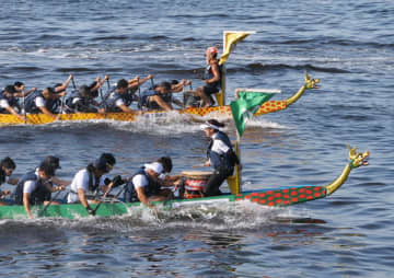 【山下公園前海面】龍を施したボートが競う白熱のレースを応援しよう
