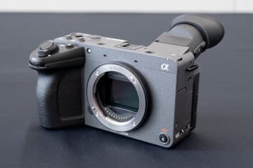 ソニー、チルト式ビューファインダー搭載のシネマカメラ「FX2」。シリーズ初の「AIプロセッシングユニット」装備