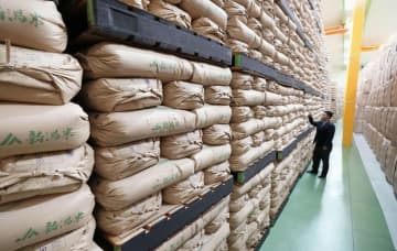 備蓄米の随意契約30日にも再開　中小対象、店頭1800円と想定