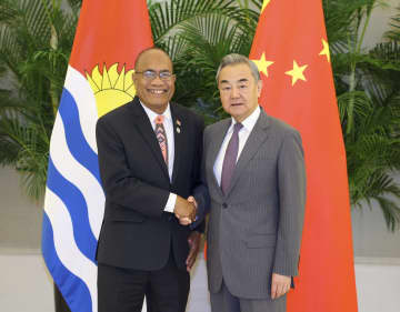 王毅氏、キリバス大統領兼外相と会談
