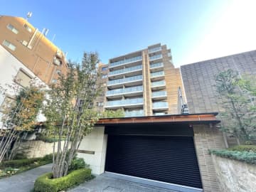 ブランズ渋谷常盤松 7階｜都心の喧騒から一線を置く立地。「BRANZ」シリーズのハイグレードレジデンス。100㎡超、ルーフバルコニー付き。陽当たり・眺望良好な角住戸