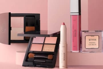 エトヴォス25年秋コスメ、“ふんわりシフォンピンク”アイパレ＆じんわりとろける美容液クレヨンリップ