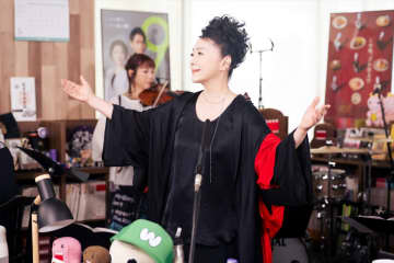 石川さゆりがNHKのオフィスでライブ　fox capture planとのコラボも『tiny desk concerts JAPAN』Season2