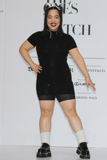 ｢胸トラップの達人｣“激ヤセ”話題のゆりやん、エンジェル・シティFCのユニフォーム姿で神技“エアサッカー”！｢明らかにトップアスリートですこの人｣の声