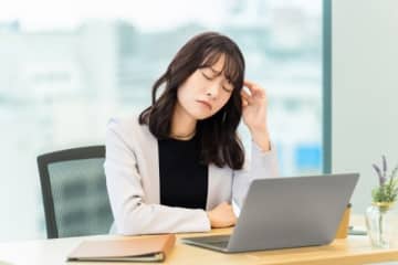新入社員の基本給が自分より「3万円」高い…勤続5年で基本給18万円の女性の投稿に注目集まる