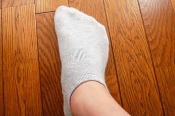 人から指摘され気づく…　約3割がやってしまった「靴下」にまつわる失敗