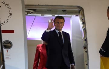 「表情の切り替えが…」マクロン仏大統領、妻から顔面パンチ？疑惑の瞬間に本人は…