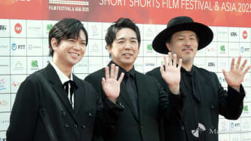 【動画】加藤シゲアキ、映画監督として晴れ舞台　スキマスイッチとレッドカーペット