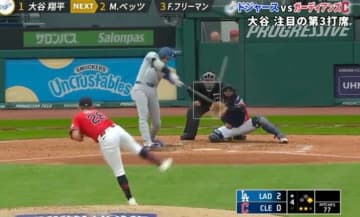 これで入る？ 大谷翔平、“たまらん”逆方向弾「高さもメチャメチャ出た」 解説者ドン引き… バッテリー困惑の“大谷らしい一撃”「引っ張って欲しい。あるいは見逃して欲しい」