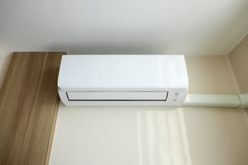 実家のエアコンは「12年」もの！ 「省エネ機能付き」の最新型に買い替えたら「電気代」が月1000円近く節約につながる可能性も？