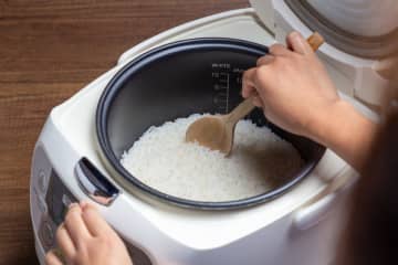 ご飯は朝まとめて炊いて「10時間くらい保温」しています。冷凍して「再加熱」するのと比べて電気代は節約になっていますよね？