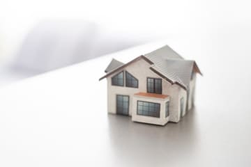 総合職で「世帯年収1800万円」の夫婦。子どもが生まれ“マイホーム”を購入したいけど、「転勤リスク」があるなら賃貸にすべき？ それぞれのメリット・デメリットを解説