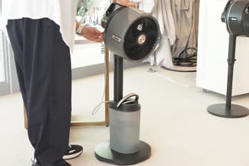 シャーク、スタンド外せる扇風機のパワフル版と小型モデル　ミストで涼しい