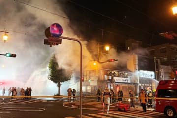 焼き鳥店から出火…店舗と隣接する住宅を焼く　出火時は満席、客約20人と従業員7人がいた　現場はJR久喜駅西口前