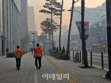 ソウル市内で火災、目が痛い…煙で市民・観光客「右往左往」