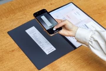 キングジム、レシートのスマホ撮影・一時保管が完結するホルダー