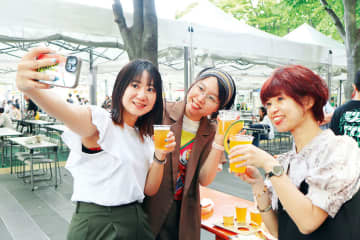 さいたまで人気“けやきひろば春のビール祭り”開幕　49店が贈る300種超のビール絶品　初日から多くの客、6月1日まで開催　コラボビール“さいたまスーパーRedLager”注目、入場は無料