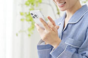 検索、SNSをフォロー…シニアのスマホ利用が認知症リスクを減らす!?専門医が推奨する「脳が喜ぶ活用法」