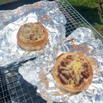 【ビーフシチューをパンに詰めて焼くだけ】「とろけるチーズが罪すぎる」「BBQで絶対ウケるやつ」
