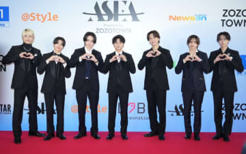 菊池風磨「8人でこれからも精進したい」ブラックスーツで登場したtimelesz、『ASEA THE BEST ARTIST』受賞に会場は割れんばかりの大歓声