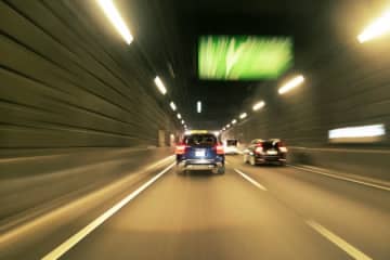 トンネルで車から火花⇨小さな爆発・炎上後に煙が充満。高速道路で多発、NEXCOが実際の“事故映像”を公開