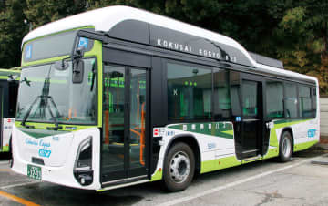 埼玉に初導入！国際興業が大型路線バス「エルガEV」1台を運行開始　大宮駅を発着する一部路線で運行　車内は最前列から最後列まで段差のないフルフラット床