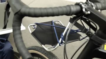 30秒で取り付け！ 流線フレームで自転車と一体化する工具不要の後付けカゴ「CargoMate」