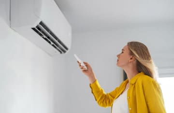 エアコンの設定温度「22℃」と「25℃」で、毎月の電気代はどれだけ違う？節約額を解説！