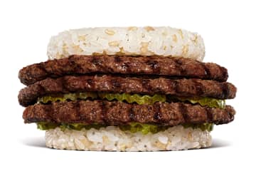 バーガーキング、ビーフパティ3枚・ピクルス11枚を八代目儀兵衛と共同開発のライスパティで挟んだ「ピックルボールバーガー」発売