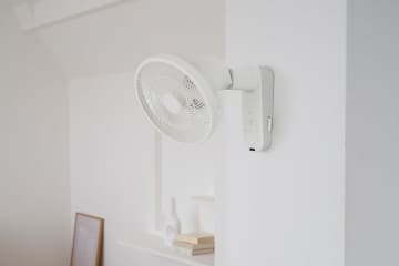 シロカ、置き場所とらない壁掛け扇風機「ふわビューン」