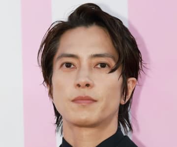 山下智久、元EXOのルハンとツーショットを公開。自身の少年時代の写真も投稿し「素敵」「チビ山P」と反響