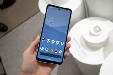 シャープ、80度の熱湯にも耐えられる“つよかわ”スマホ「AQUOS wish5」。振って発動する防犯アラート機能搭載