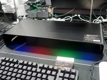 Razerの光るモニタースタンドが登場、USBハブ機能も搭載