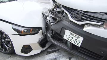 フロント部分が大破…車3台絡む事故で男性2人けが　交差点で2台衝突したはずみでもう1台に衝突か　東京・文京区