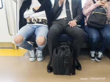 優先席で高齢者を立たせ、平然と座る若者　障がい者の意見に「本当にそれ」「広まってほしい」