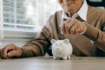 現在30歳、50歳までにアパートを購入して、老後は「家賃収入」で生活したいです。毎年どのくらい貯金すればいいでしょうか？