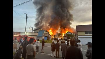 「逃げろと…何も持たずに着のみ着のまま」市中心部の商店街で住宅や店舗など8棟焼失する大規模な火災　山形・尾花沢市