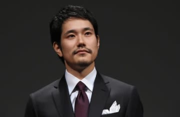 松山ケンイチ、「マツケンサンバ」姿で松平健の本の帯に登場。出版元に写真変更を求めていた