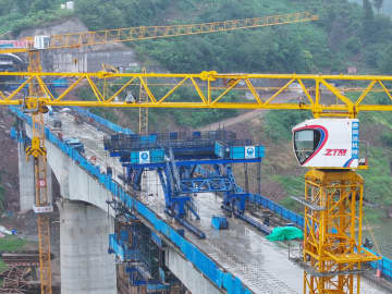渝万高速鉄道の珍溪河複線大橋、接合工事が完了　中国重慶市