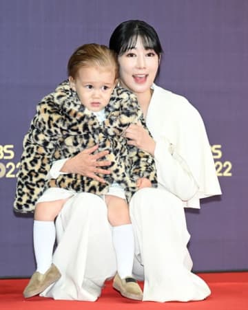 西洋男性から精子提供で自ら未婚の母に 韓国で活動する日本人タレントが豊胸を諦めた理由