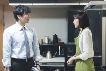 『子宮恋愛』山手（大貫勇輔）のオープンな愛情表現に甘い時間を楽しんでいたまき（松井愛莉）は体調不良に襲われる。身体の異変に違和感を抱きつつも仕事を続けるが、山手に向かって意を決して衝撃の告白をする…第8話あらすじ