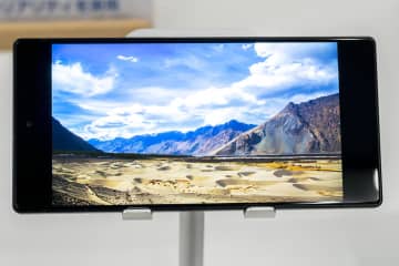 シャープ、視聴体験を強化したスマートフォン「AQUOS R10」。ピーク輝度も3000nitsにアップ