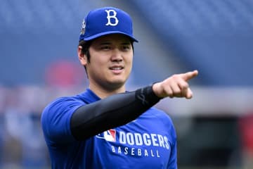 投球練習する大谷翔平の目の前で...敵地客席で起きた少年の健気なアクションに米感動。掲げられた意外すぎる一着
