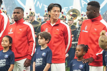 運命の大一番！伊東純也、中村敬斗、関根大輝が語った｢世界一のクラブ｣と｢降格プレーオフ｣(2)敬斗＆純也メダル記念ショットと先制点｢カードをもらってもいい｣プレー