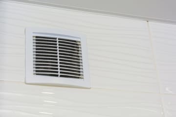 浴室の「換気扇」を毎日入浴後「5時間」つけっぱなし。1ヶ月で「電気代」はどれくらいかかる？流石に「500円」もかからない？