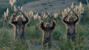 「オイオイ死ぬわアイツ」超危険生物×巨大猿人“命がけ対決”の勝者は？『サスカッチ・サンセット』本編映像