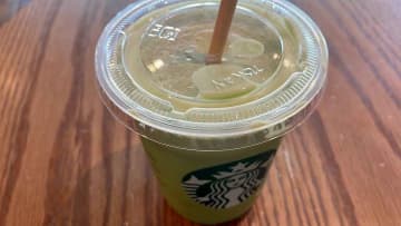 スタバ 「抹茶ティーラテ」にハマる人続出！無料アレンジも自在！カスタムに失敗しないためのポイントは？