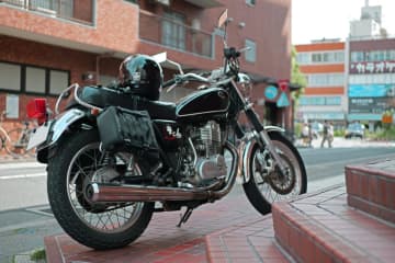 SR400などトラッド系バイクに似合う、スタイルも機能も抜群なバッグが日本に上陸