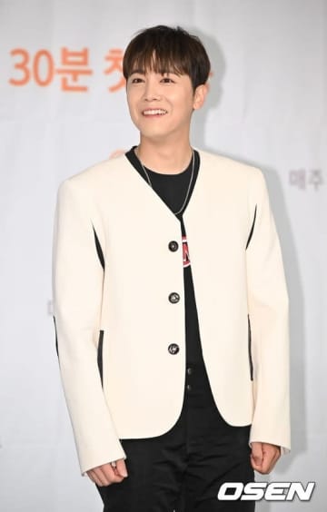 FTISLAND イ・ホンギ、ステージで転倒も…学園祭で熱いパフォーマンス